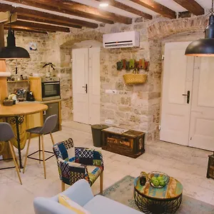 5 Minutes Walk Art Appartement